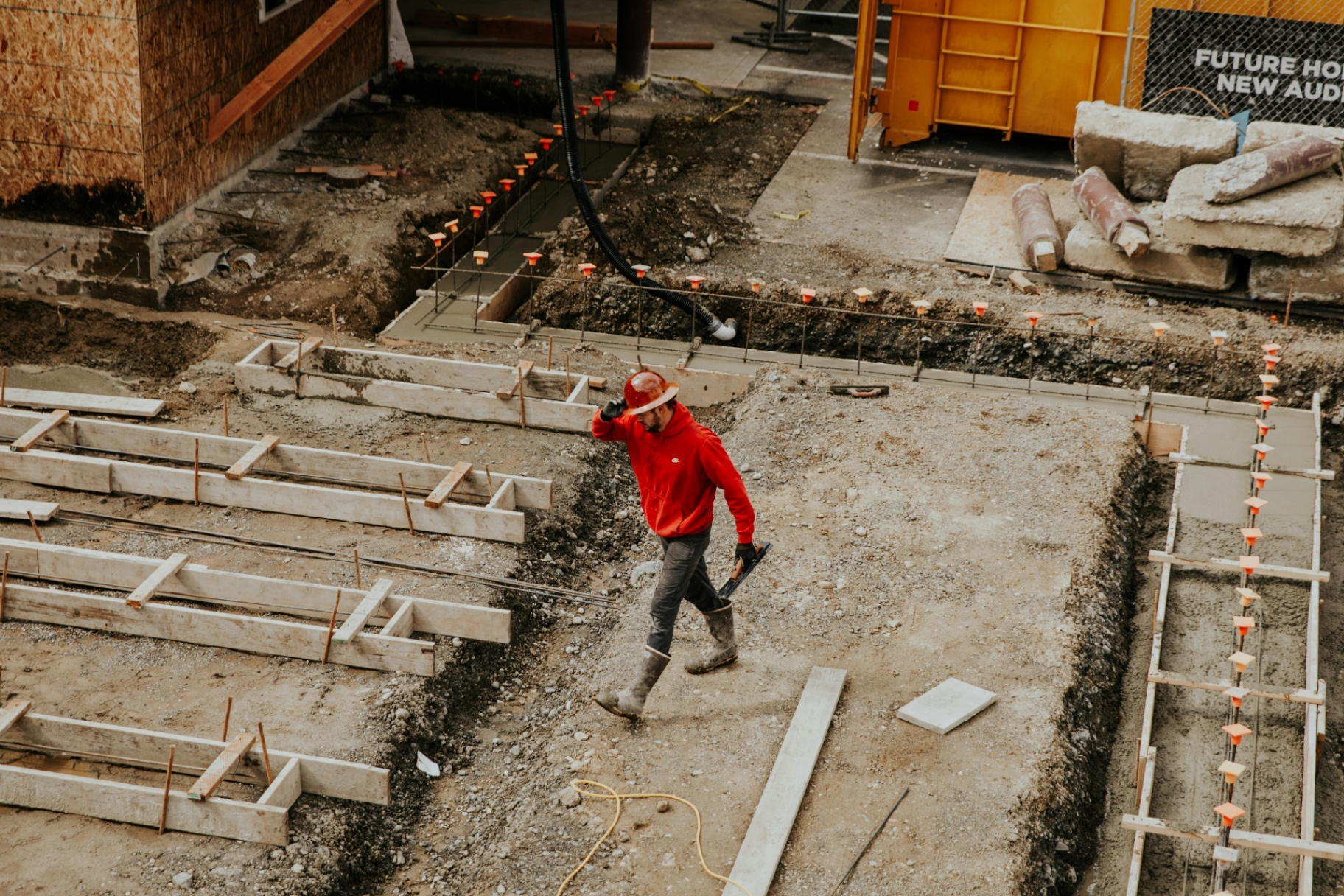 Construction worker on active job site unable to answer incoming calls